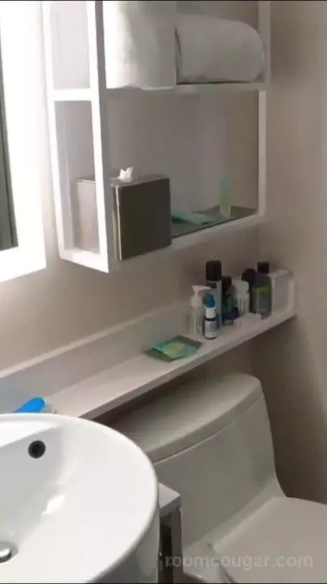 Standard King Room (#1901) bathroom picture #1