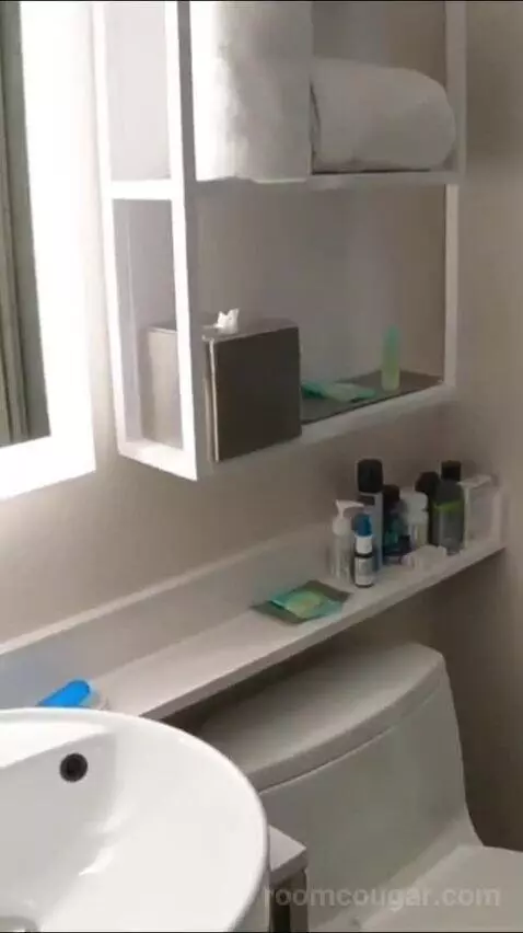 Standard King Room (#1901) bathroom picture #2