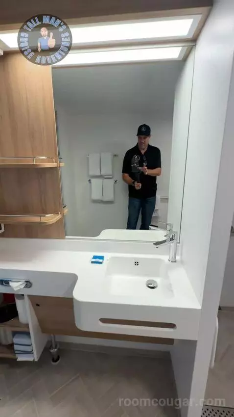 Balcony Cabin (Accessible B) bathroom picture #9