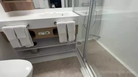Suite (Cloud 9 Spa) bed picture #9