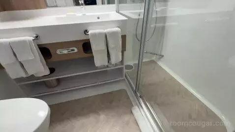 Suite (Cloud 9 Spa) bed picture #10