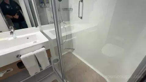 Suite (Cloud 9 Spa) bathroom picture #5