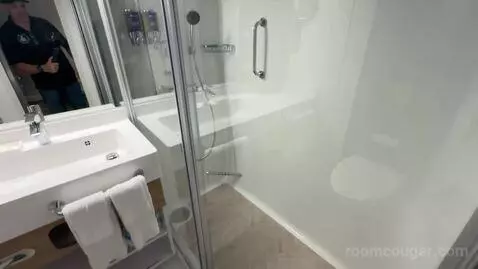 Suite (Cloud 9 Spa) bed picture #11
