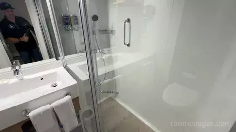 Suite (Cloud 9 Spa) bed picture #12