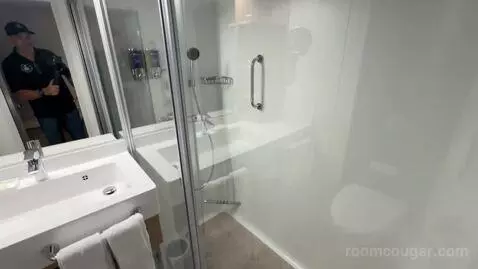 Suite (Cloud 9 Spa) bathroom picture #8