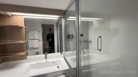 Suite (Cloud 9 Spa) bathroom picture #9