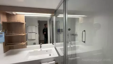 Suite (Cloud 9 Spa) bathroom picture #10