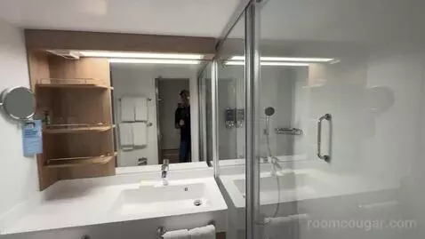 Suite (Cloud 9 Spa) bathroom picture #11