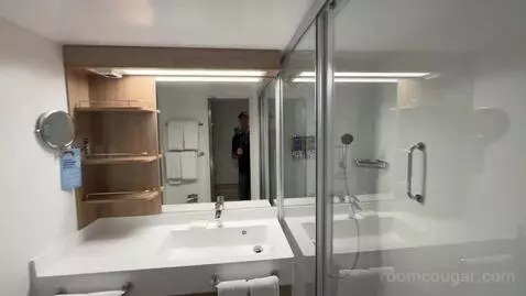 Suite (Cloud 9 Spa) bathroom picture #12