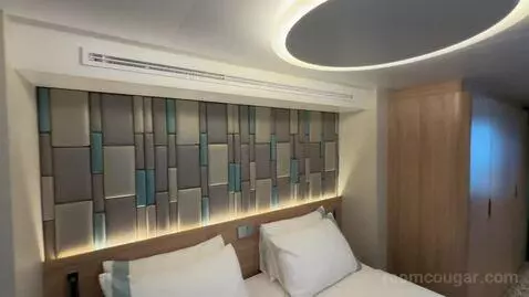 Suite (Cloud 9 Spa) bed picture #6