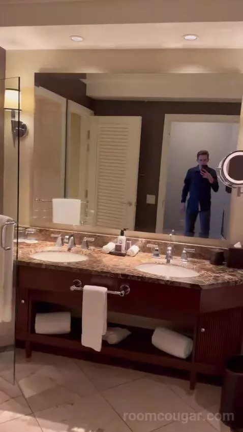 Queen Room with Two Queen Beds and City View (#912) bathroom picture #1