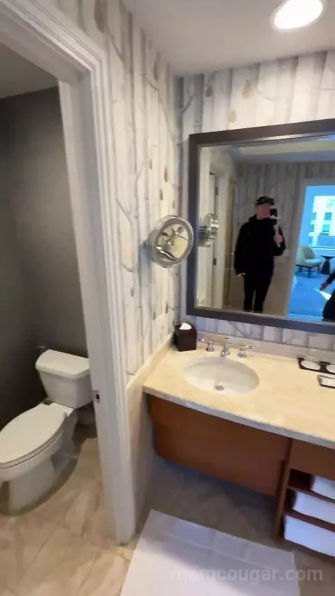 Luxury Suite, 1 Bedroom Larger Suite, 1 King, Sofa Bed (#947) bathroom picture #9
