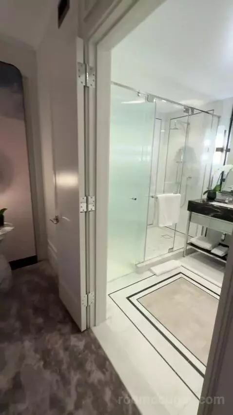 Signature One Bedroom King Suite bathroom picture #3