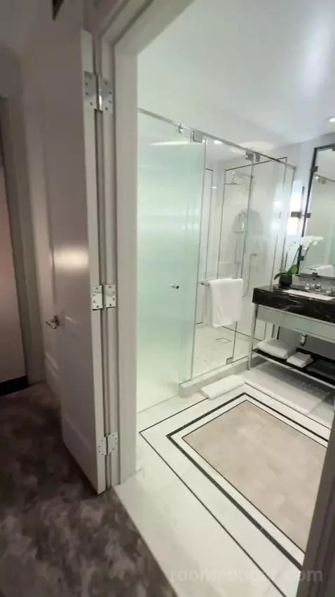 Signature One Bedroom King Suite bathroom picture #4