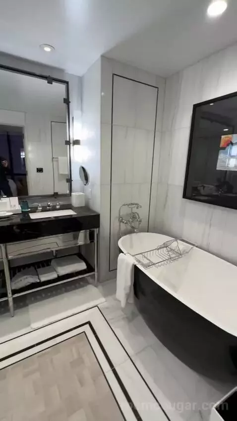 Signature One Bedroom King Suite bathroom picture #5