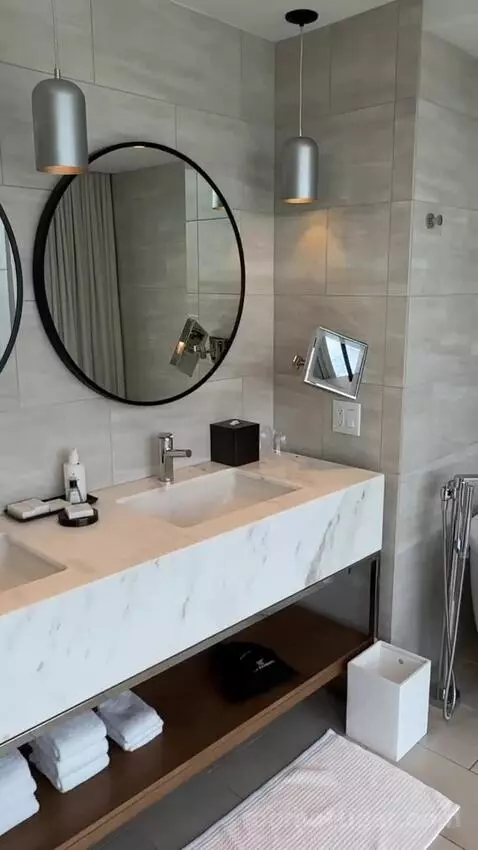 Superior Corner Spa, Larger Guest Room, 1 King, Partial Harbor View (#2187) bathroom picture #3