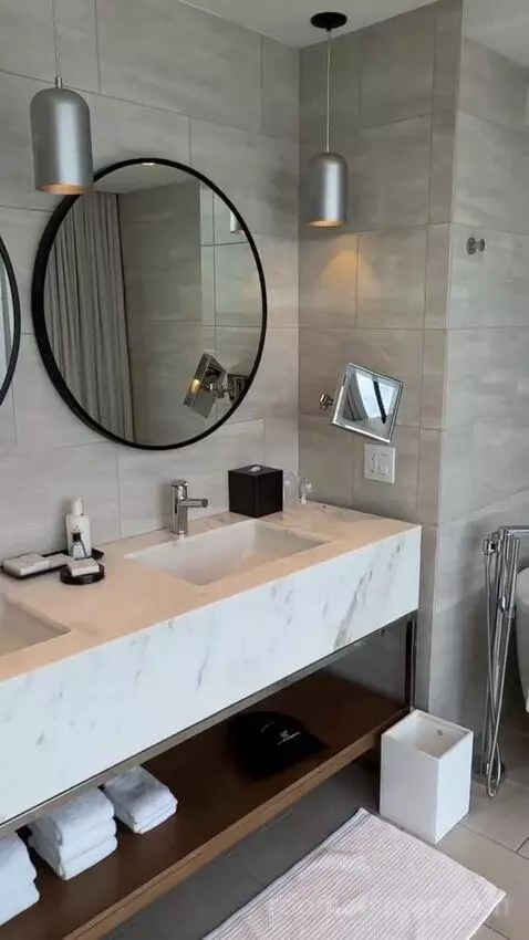 Superior Corner Spa, Larger Guest Room, 1 King, Partial Harbor View (#2187) bathroom picture #4