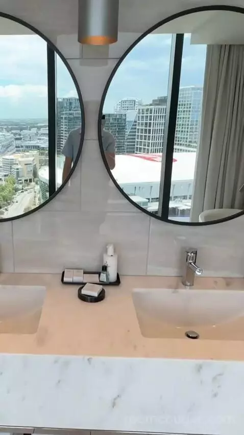 Superior Corner Spa, Larger Guest Room, 1 King, Partial Harbor View (#2187) bathroom picture #9