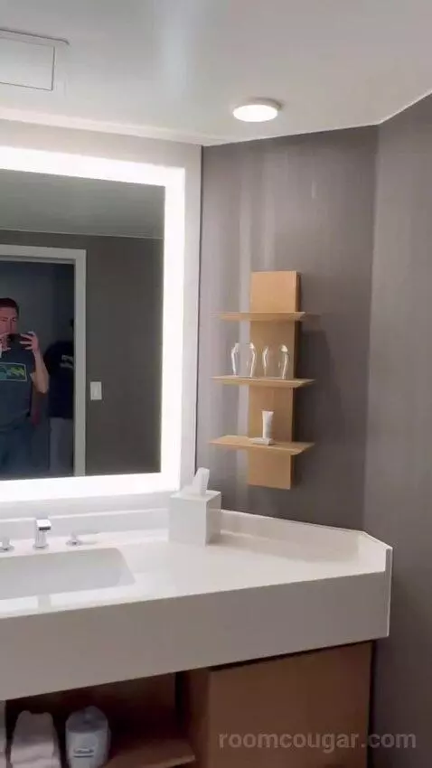 Two Queen Beds bathroom picture #3