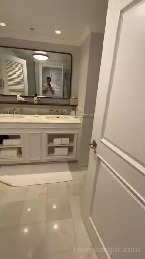 2 Queen Beds, Lakefront View, Pool View, Guest Room (#1134) bathroom picture #1
