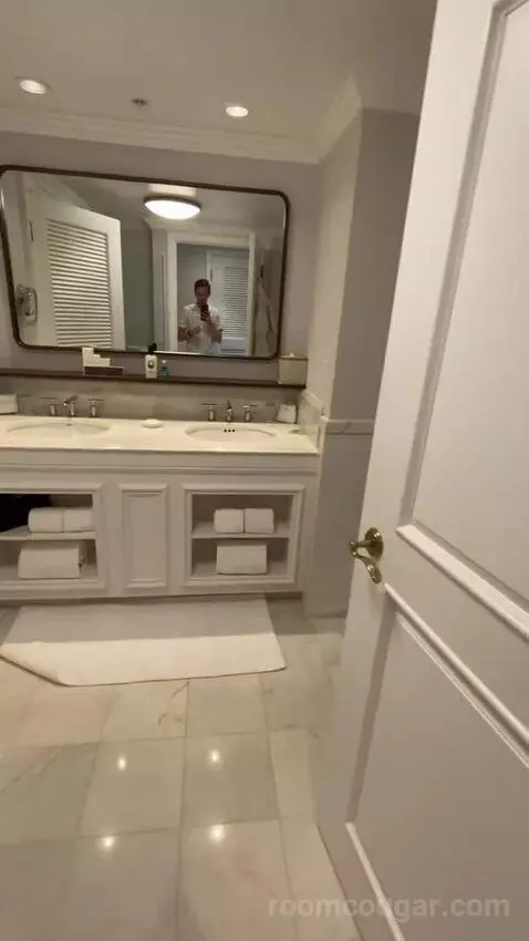 2 Queen Beds, Lakefront View, Pool View, Guest Room (#1134) bathroom picture #2