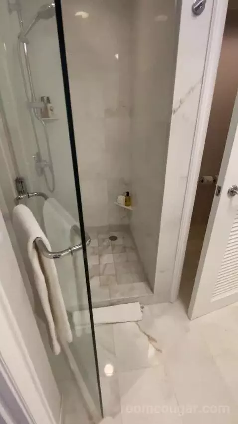 2 Queen Beds, Lakefront View, Pool View, Guest Room (#1134) bathroom picture #5