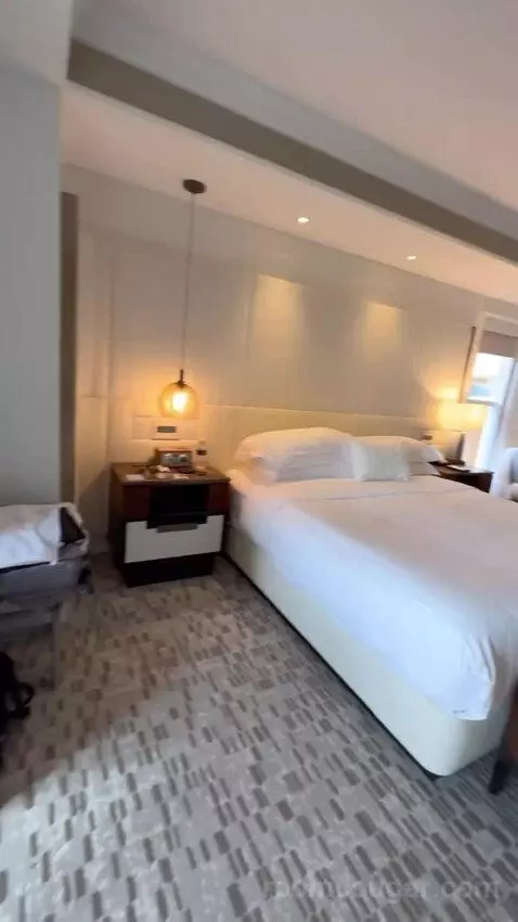Executive Suite 1 King Bed, Lakefront View, Pool View (#362) bed picture #7
