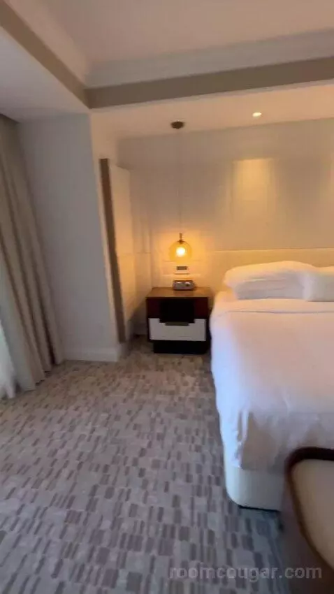 Executive Suite 1 King Bed, Lakefront View, Pool View (#362) bed picture #2