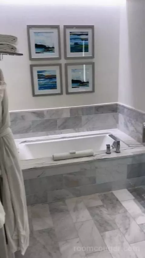 Junior Suite, 2 Queen, Sofa Bed bathroom picture #2