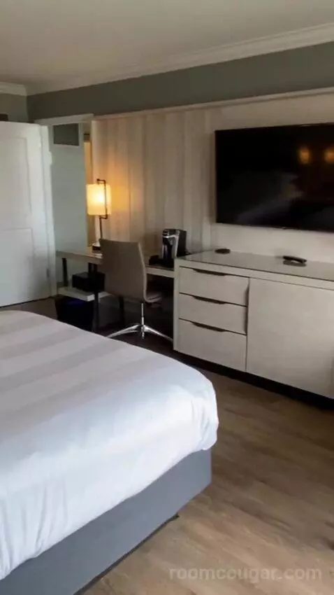 Ambassador, Suite, 2 Queen, Sofa Bed, Pool-Laser Show View (#20488) bed picture #9