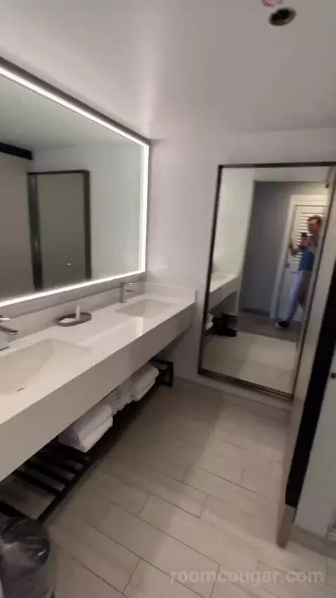 Ambassador, Suite, 2 Queen, Sofa Bed, Pool-Laser Show View (#20488) bathroom picture #5