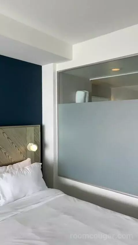 Spectacular Queen Room, Guest Room, 2 Queen, Partial Ocean View, Balcony (#1725) bed picture #5