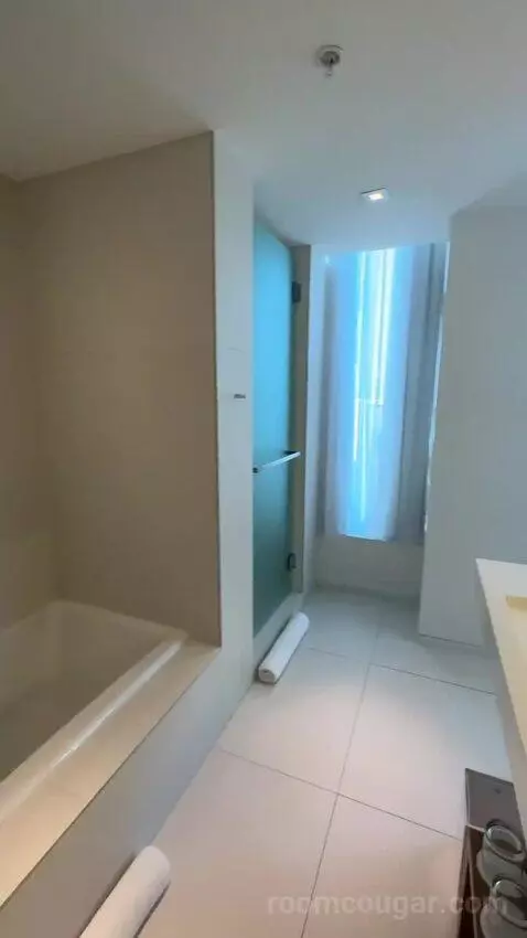 Deluxe King Room with City View (#435) bathroom picture #10