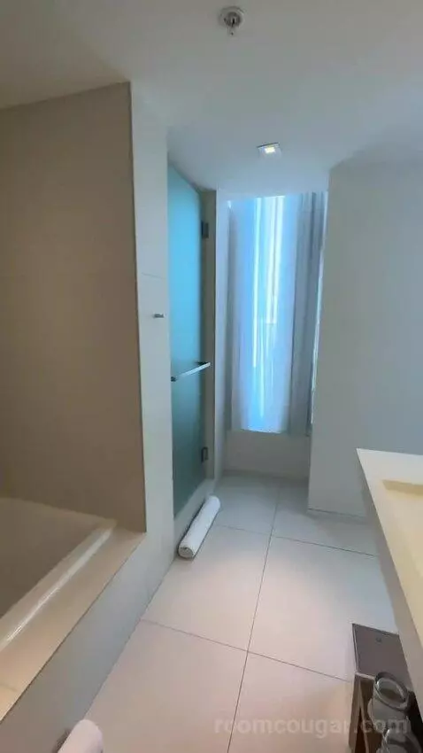 Deluxe King Room with City View (#435) bathroom picture #11