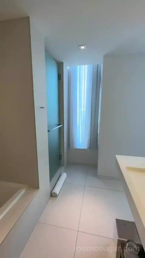 Deluxe King Room with City View (#435) bathroom picture #12