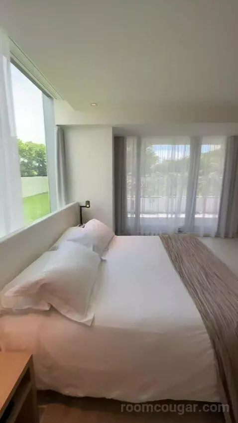 Deluxe King Room with City View (#435) bed picture #5