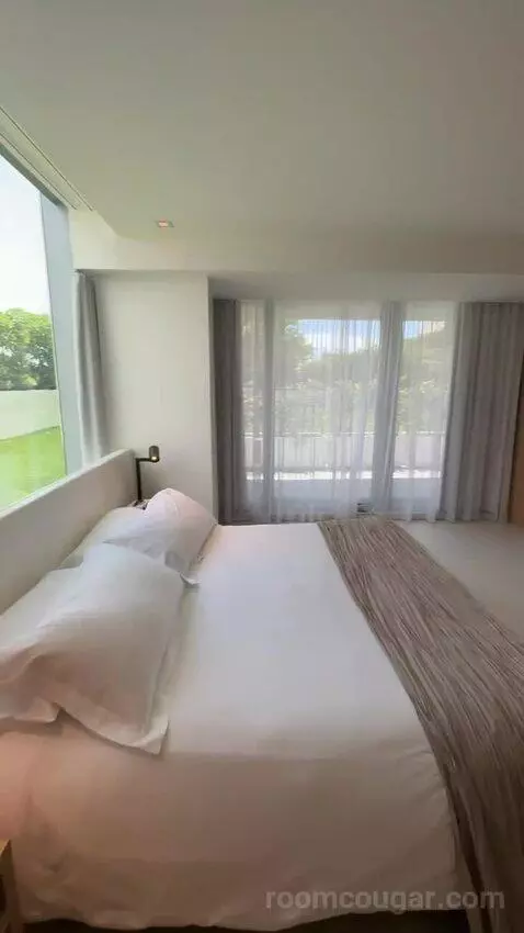 Deluxe King Room with City View (#435) bed picture #6