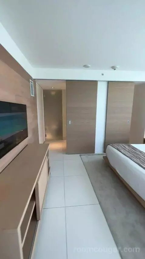 Deluxe King Room with City View (#435) bed picture #7