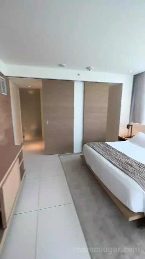 Deluxe King Room with City View (#435) bed picture #9