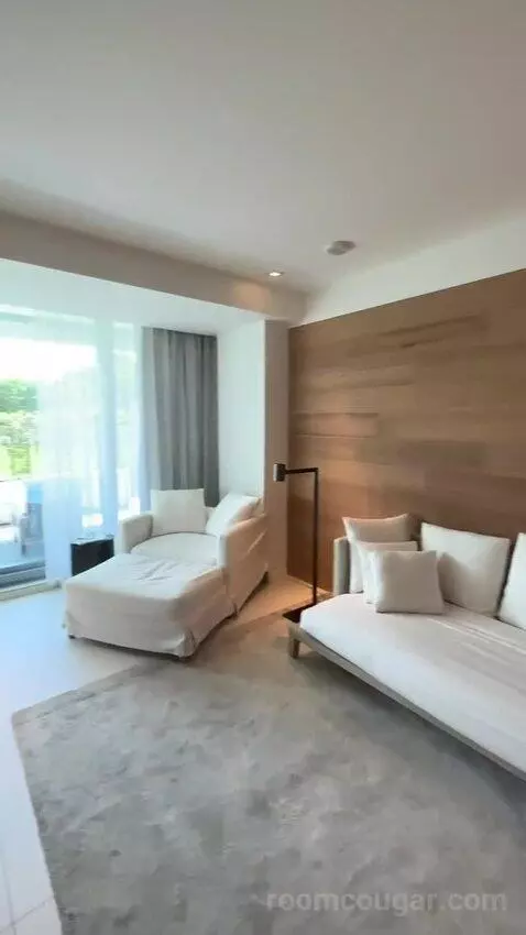 Deluxe King Room with City View (#435) bed picture #10
