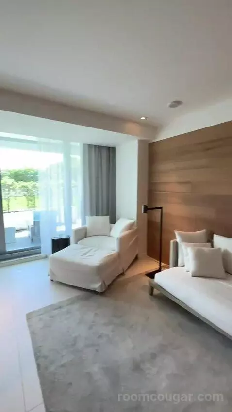 Deluxe King Room with City View (#435) bed picture #11