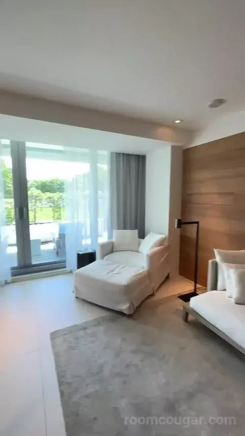 Deluxe King Room with City View (#435) bed picture #12