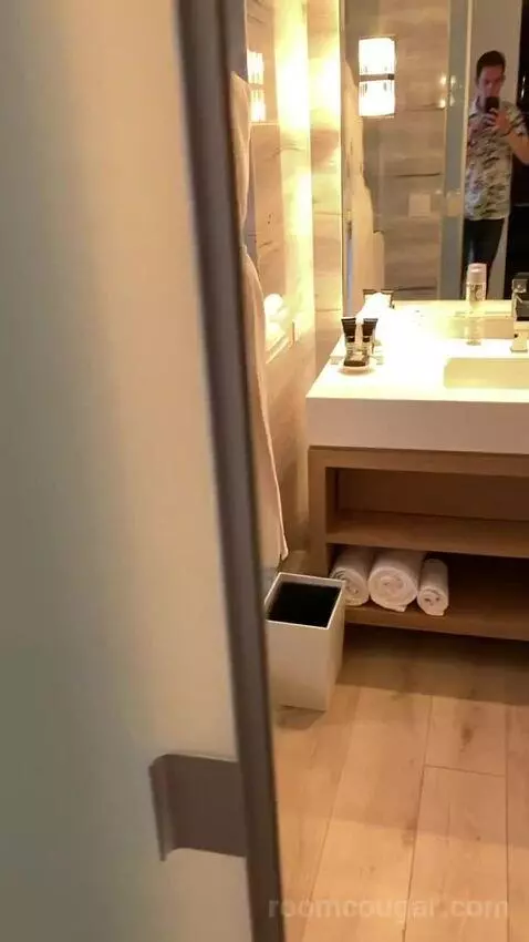 Fabulous Studio Suite, Larger Studio, Ocean View, Balcony (#434) bathroom picture #3