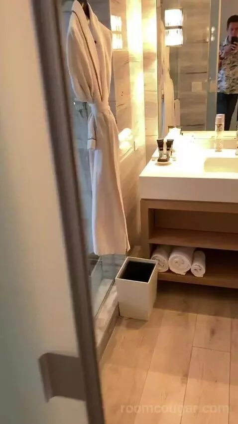 Fabulous Studio Suite, Larger Studio, Ocean View, Balcony (#434) bathroom picture #4