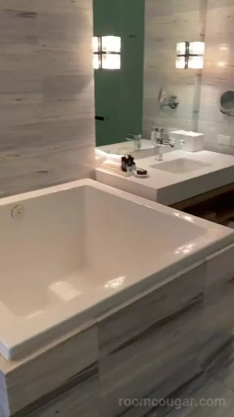 Fabulous Studio Suite, Larger Studio, Ocean View, Balcony (#434) bathroom picture #5