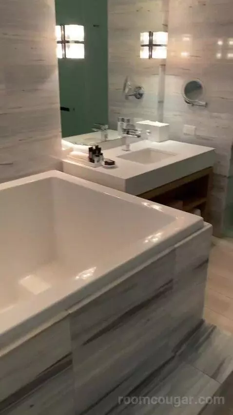 Fabulous Studio Suite, Larger Studio, Ocean View, Balcony (#434) bathroom picture #6