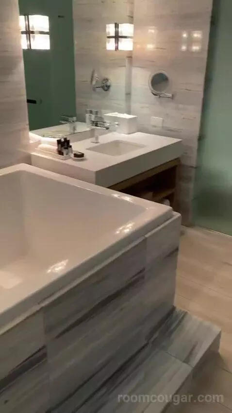 Fabulous Studio Suite, Larger Studio, Ocean View, Balcony (#434) bathroom picture #7