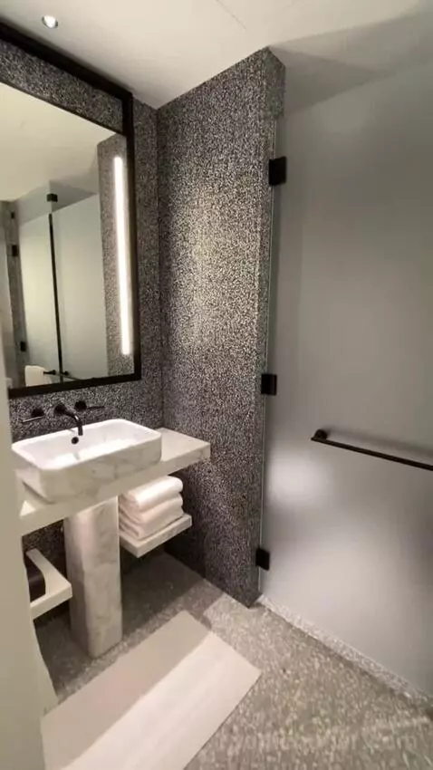 Empire State Double Room with Two Double Beds - High Floor (#3211) bathroom picture #2