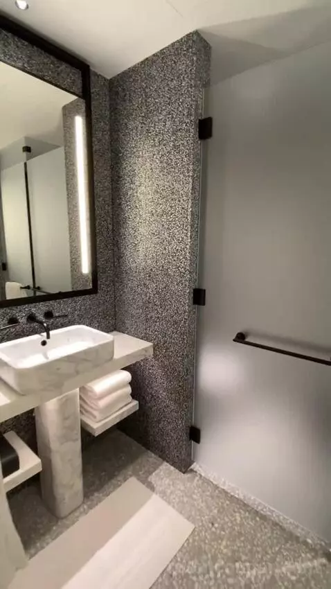 Empire State Double Room with Two Double Beds - High Floor (#3211) bathroom picture #3
