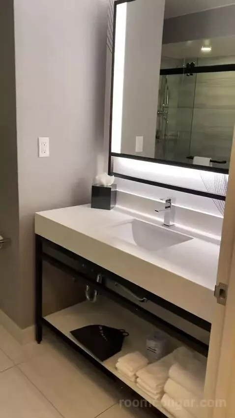 Deluxe Double Room with Two Double Beds - Harbor View (#3106) bathroom picture #2